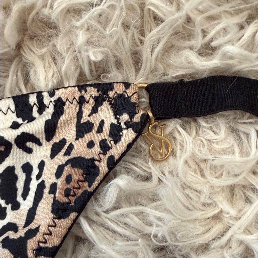 True Vintage NWT Victoria’s Secret Silky Leopard Print V-String Gold Charm O/S